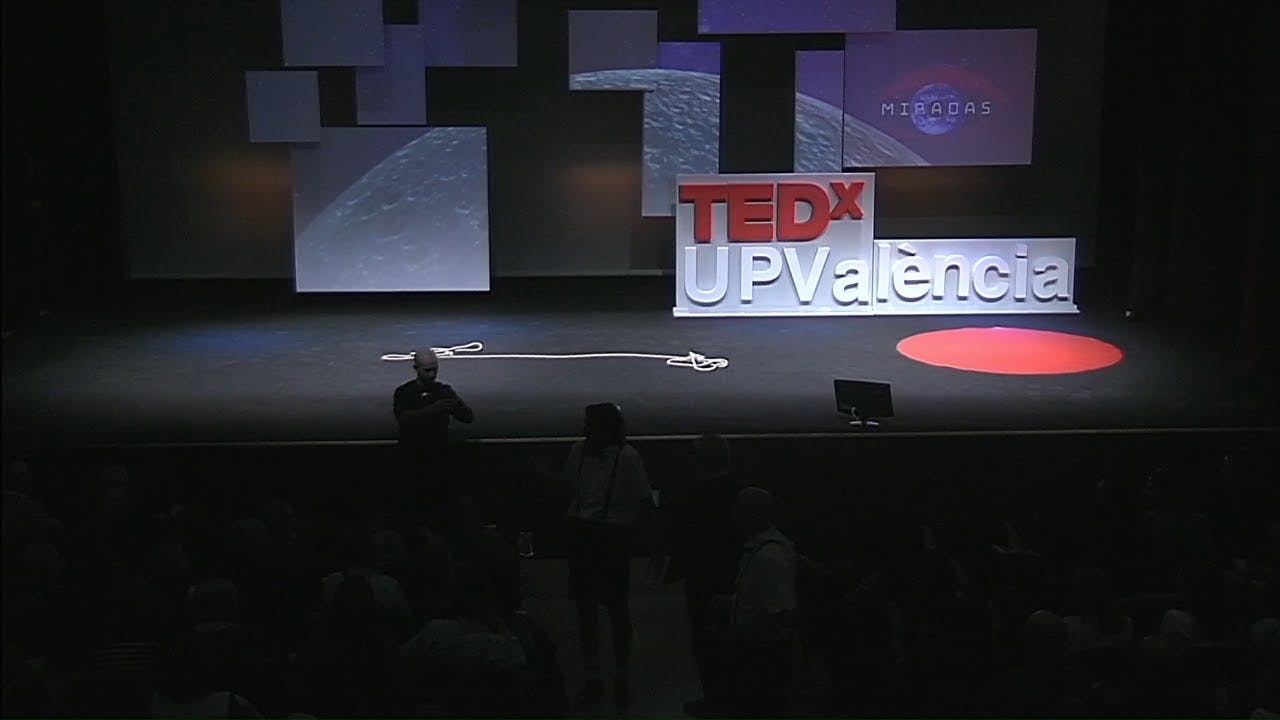 De lo que se mira, se cría |  Viviendo del Cuento | TEDxUPValència