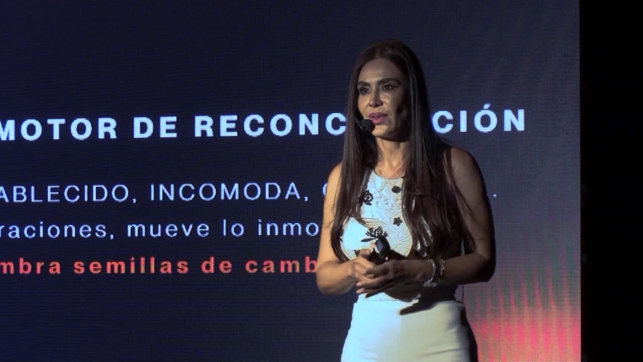 El Poder Transformador del Arte haciendo lo que Amas | Carla Ortiz Oporto | TEDxUPDS Tarija